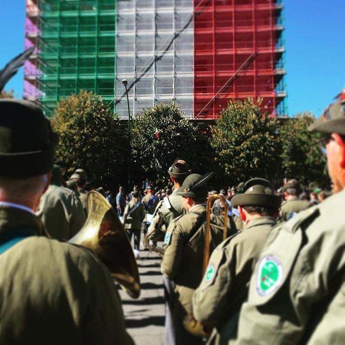 La mappa del centro città con, in rosso, il percorso della sfilata degli Alpini