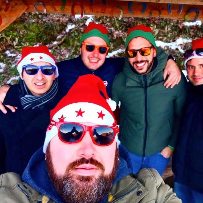 Gli elfi di Babbo Natale dalla panchina dell'Unicorno di Torre Mondovì portano gioia in tutti i comuni limitrofi