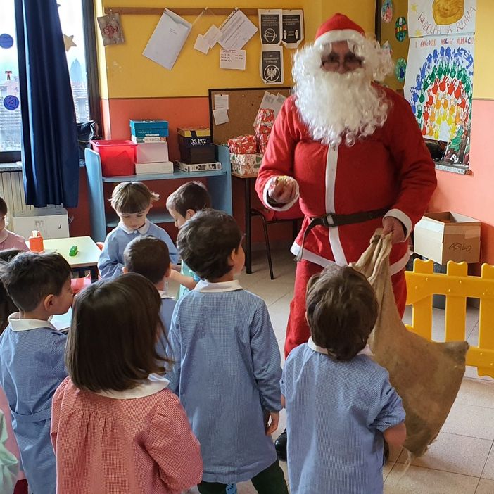 Rifreddo: il Sindaco Cesare Cavallo e la Preside Maria Angela Aimone in versione Babbo Natale portano un pensiero agli alunni dell’asilo Rifreddo: il Sindaco Cesare Cavallo e la Preside Maria Angela Aimone in versione Babbo Natale portano un pensiero agli alunni dell’asilo