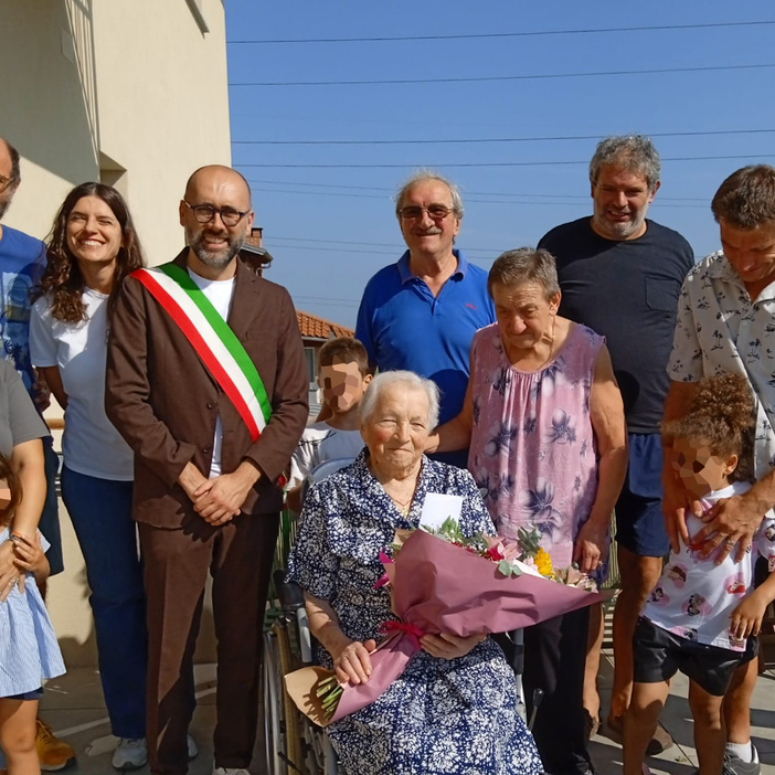 Mondovì festeggia la signora Anna Tealdi per i suoi cento anni Mondovì festeggia la signora Anna Tealdi per i suoi cento anni