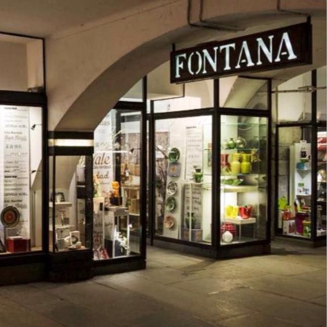 Le vetrine del negozio di via Roma