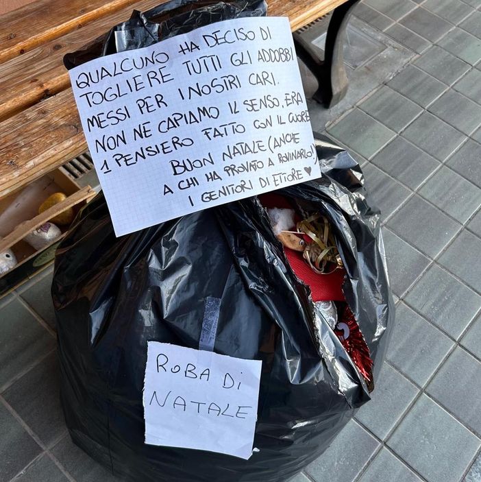 Addobbi natalizi sulla tomba di Ettore a Madonna delle Grazie: la famiglia trova tutto smontato e chiuso in un sacco Addobbi natalizi sulla tomba di Ettore a Madonna delle Grazie: la famiglia trova tutto smontato e chiuso in un sacco