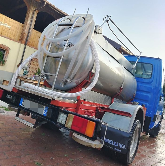 Una delle cisterne dei colleghi che hanno portato via il latte Una delle cisterne dei colleghi che hanno portato via il latte