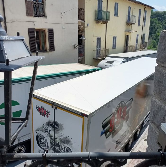 Ennesimo incastro al curvone di Demonte: due mezzi pesanti bloccano il paese Ennesimo incastro al curvone di Demonte: due mezzi pesanti bloccano il paese