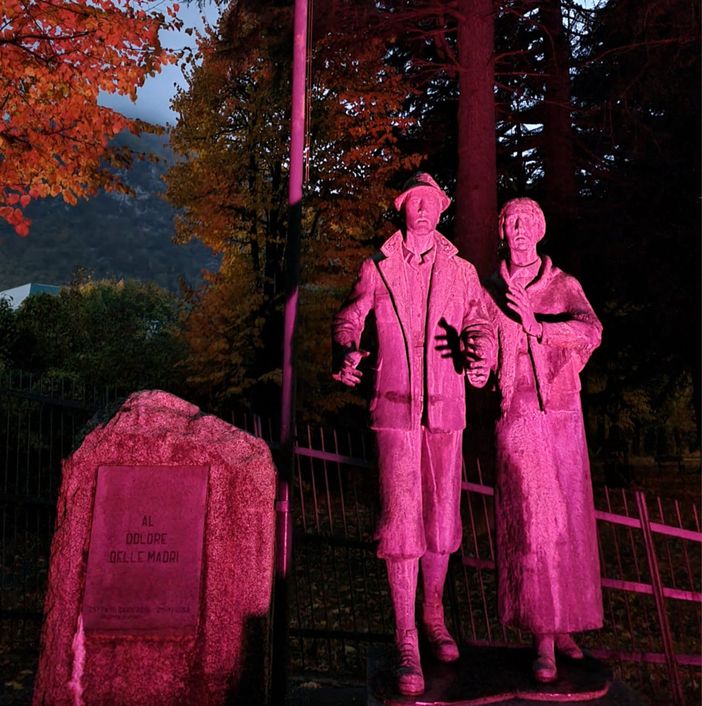 Garessio si tinge di rosa: il Monumento al Dolore delle Madri illuminato per la prevenzione del tumore al seno