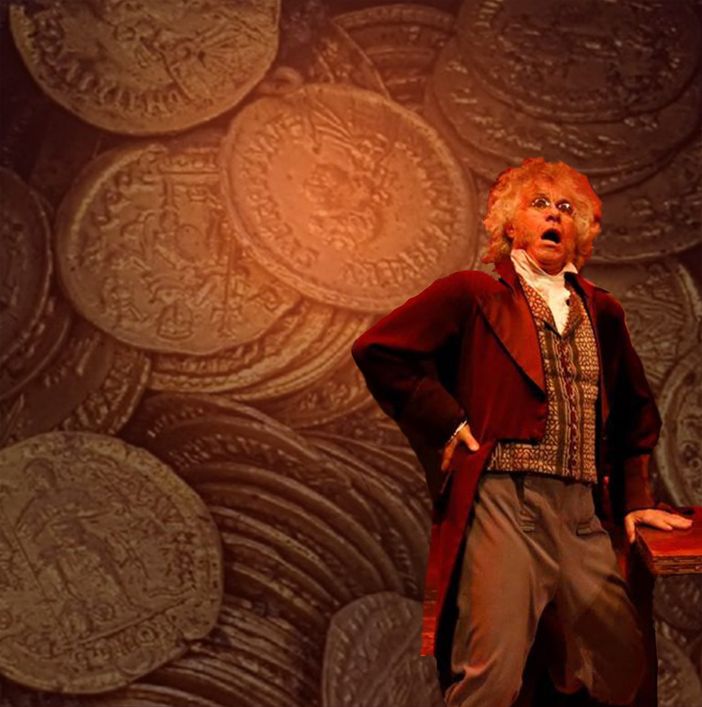 Un signore anziano con parrucca recita l'opera Don Pasquale di Donizetti