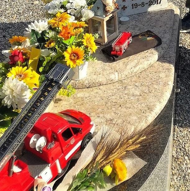 I giocattoli portati da una mamma e dai Vigili del fuoco sulla tomba di Riccardo