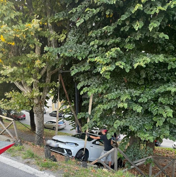 Mondovì, auto parcheggiata scivola e finisce nel camminamento pedonale sottostante