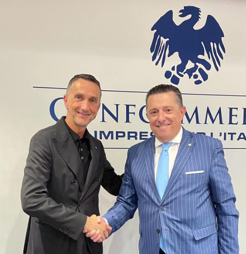 Da sinistra: Roberto Ricchiardi, neo presidente Confcommercio Imprese per l’Italia di Cuneo con il suo predecessore, Luca Chiapella, attuale presidente provinciale