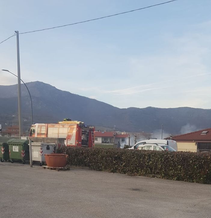 In fiamme residui di potatura sulla provinciale 422 a Dronero, intervento dei vigili del fuoco