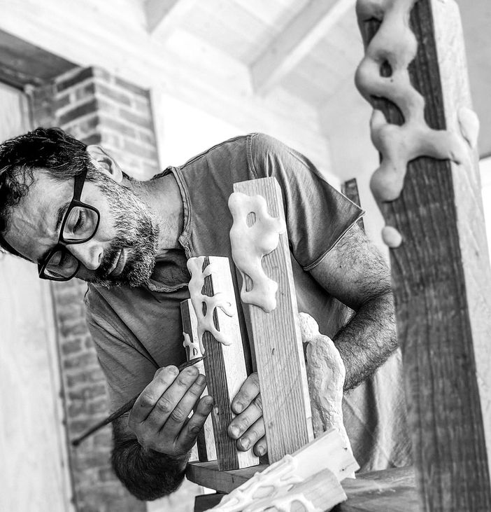 Lo scultore Samuel Di Blasi al lavoro Lo scultore Samuel Di Blasi al lavoro