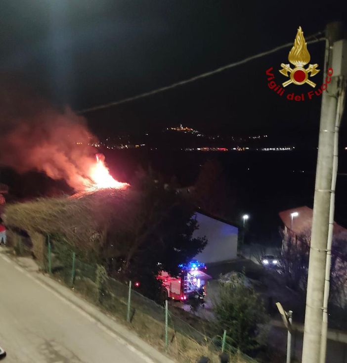 Nella notte, a fuoco due cassonetti ad Alba: intervenuti i vigili del fuoco, i carabinieri indagano