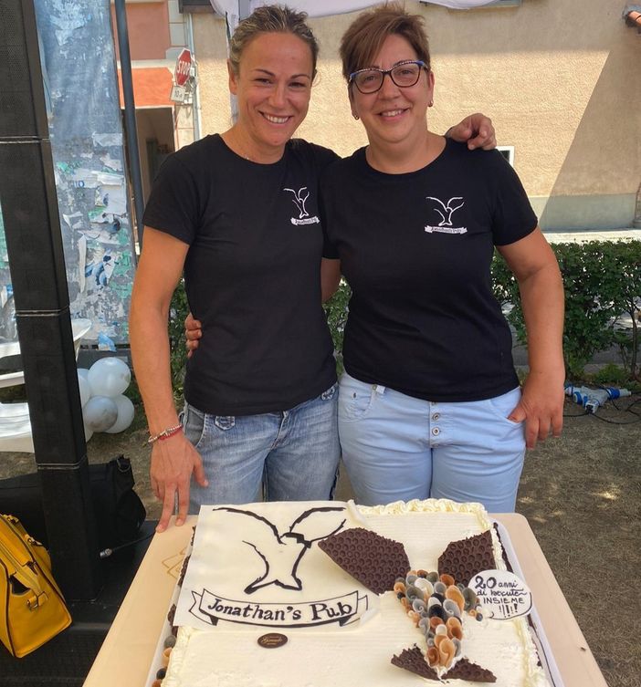 Le titolari Stefania Grieco e Lorena Bianco e, sotto, alcuni momenti della festa Le titolari Stefania Grieco e Lorena Bianco e, sotto, alcuni momenti della festa