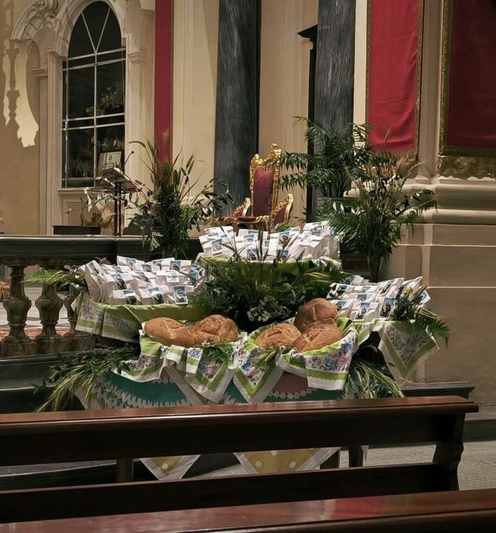 Nella chiesa di San Filippo a Mondovì la festa di Sant'Antonio di Padova con la distribuzione del pane benedetto Nella chiesa di San Filippo a Mondovì la festa di Sant'Antonio di Padova con la distribuzione del pane benedetto