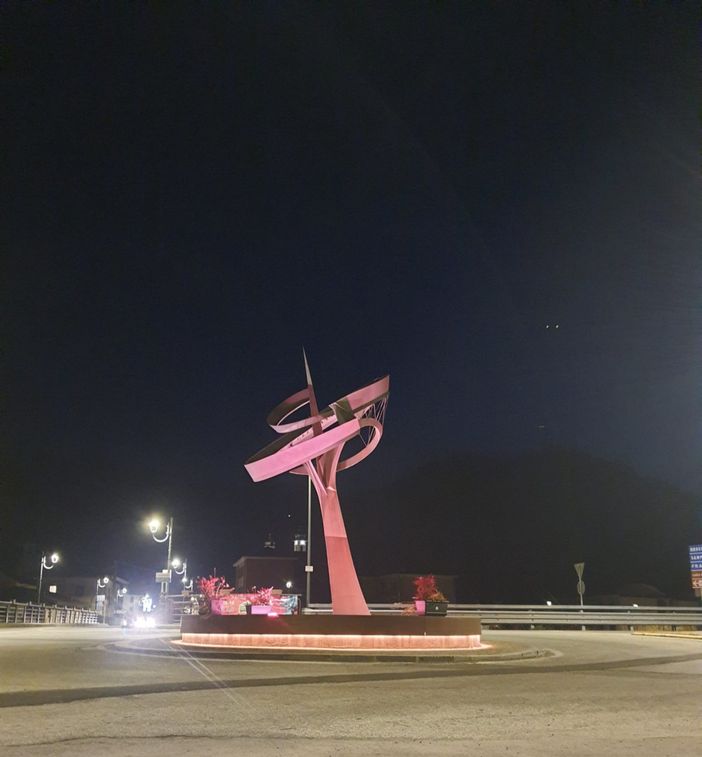 Venasca illumina di rosa la rotonda all’ingresso del paese in occasione della Festa della Donna