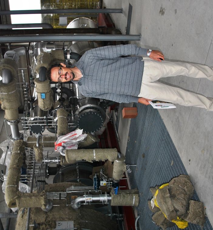 L'ingegner Marco Rocca fotografato in quello che lui stesso definisce il "cuore pulsante" della centrale a biomasse di Envie (© targatocn.it)