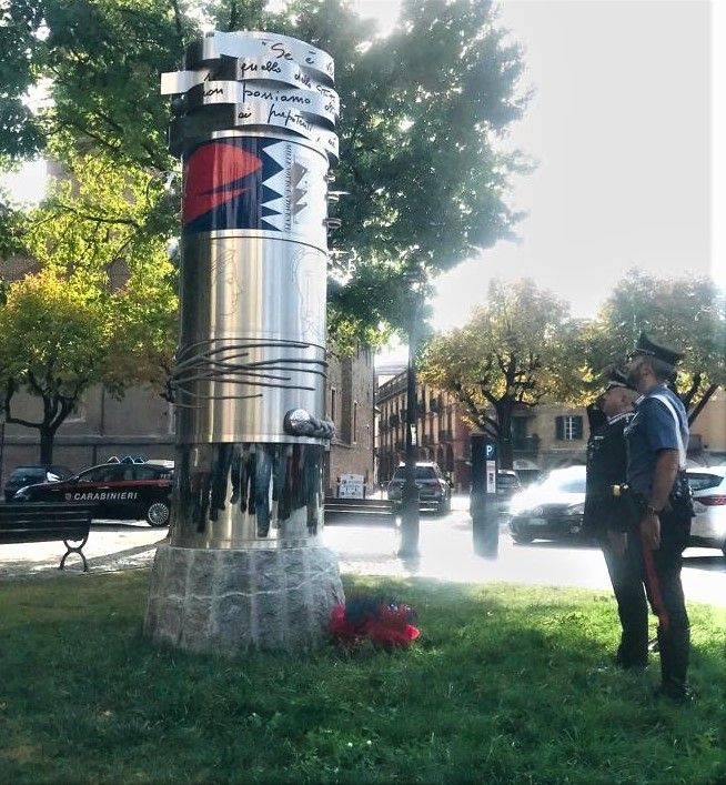 Il momento della deposizione dei fiori da parte del Capitano Davide Basso Il momento della deposizione dei fiori da parte del Capitano Davide Basso