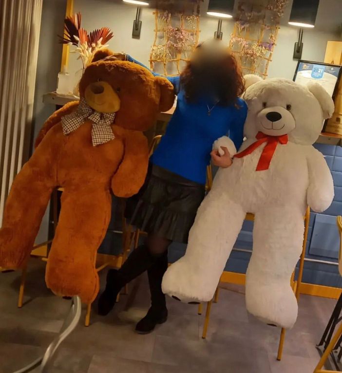 Rubati i due orsi di peluche del locale 1786 di Cuneo, uno dei soci: "Erano le nostre mascotte"