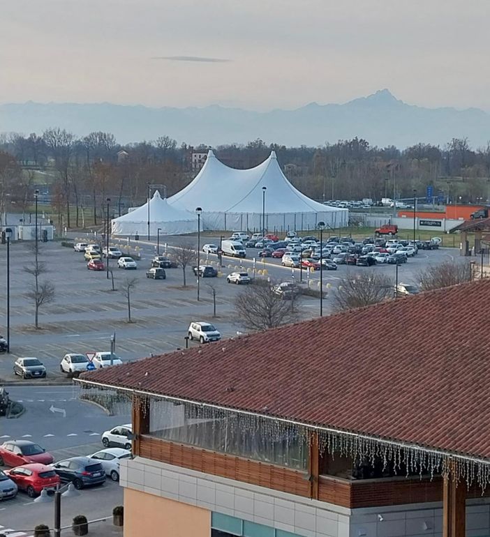 Il Big top Theatre montato a Mondovicino per ospitare lo show Alis Theatre Il Big top Theatre montato a Mondovicino per ospitare lo show Alis Theatre