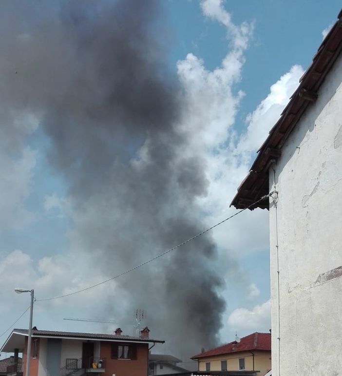 Tetto in fiamme in frazione Roata Chiusani di Centallo: intervento dei vigili del fuoco