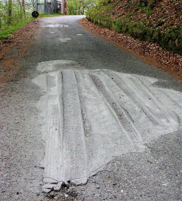 Uno dei rattoppi lungo via Vallone Sant'Anna
