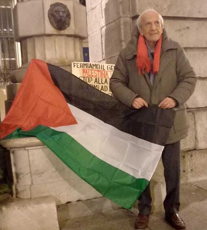 La mezzanotte di Sturlese: davanti al municipio di Cuneo con la bandiera palestinese La mezzanotte di Sturlese: davanti al municipio di Cuneo con la bandiera palestinese
