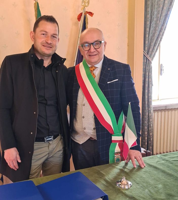 Moretta conferisce la cittadinanza italiana a Mhill Xhuxhi, originario dell'Albania