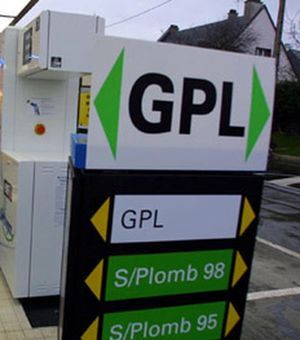 A Fossano la raccolta firme per dire no al bollo sulle auto elettriche, a metano e GPL