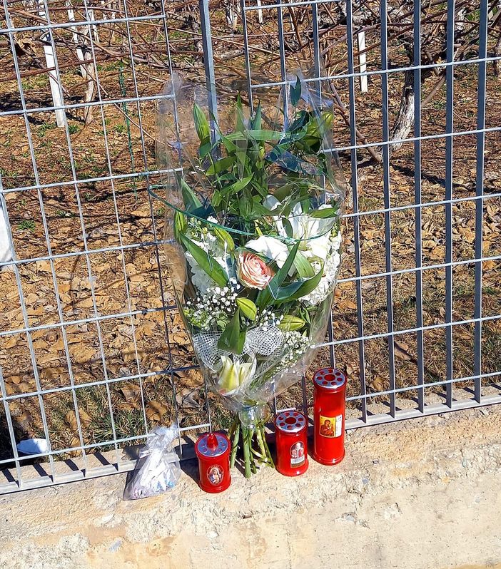 A Dronero fiori e lumini nel luogo dello schianto che ha spezzato la vita di Federico