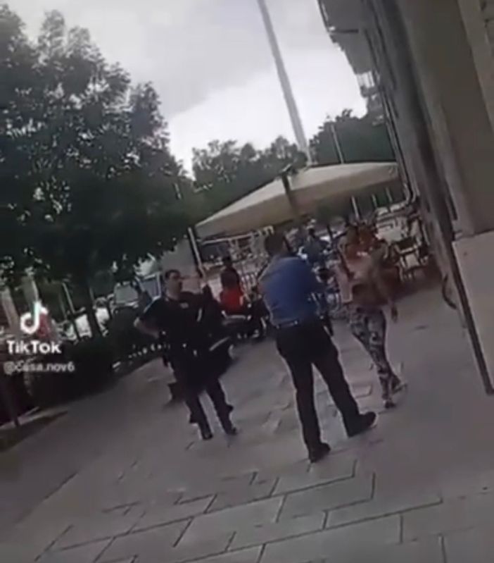 Urla e si scaglia contri i carabinieri che usano il taser in corso Giolitti a Cuneo: il video diventa un caso politico [VIDEO]