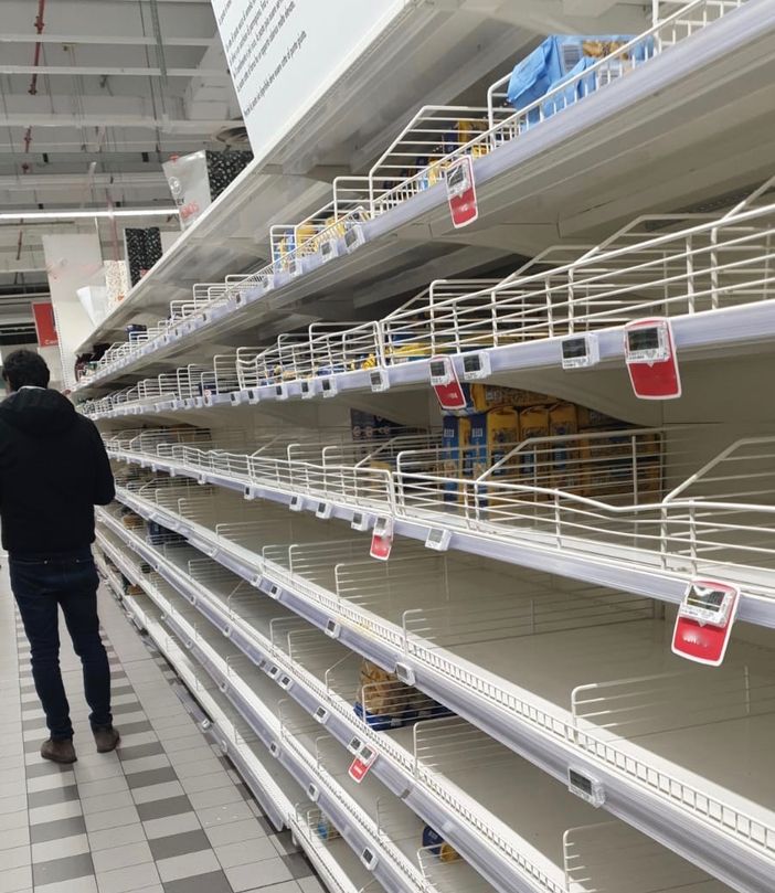Scaffali svuotati ieri in molti ipermercati della Granda: gente con le mascherine e carrelli pieni di pasta e scatolame Scaffali svuotati ieri in molti ipermercati della Granda: gente con le mascherine e carrelli pieni di pasta e scatolame
