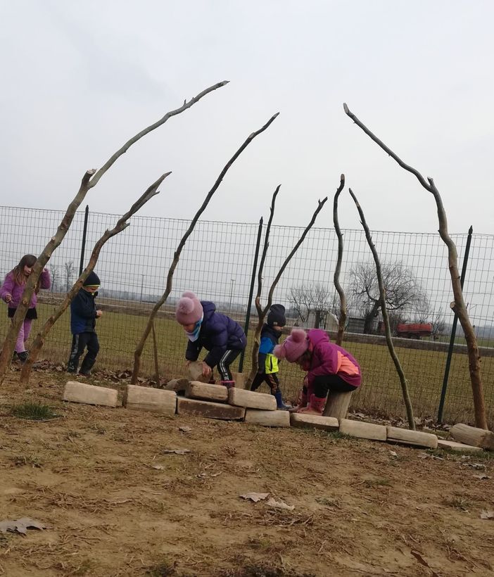 Trinità, i giardini dell’Infanzia e della Primaria si rinnovano grazie a progetti e fondi Trinità, i giardini dell’Infanzia e della Primaria si rinnovano grazie a progetti e fondi