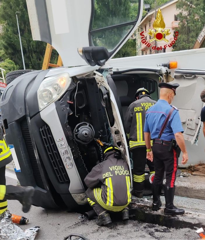 Presso la "rotonda delle Alpi" l'incidente che ha coinvolto un furgone proveniente dalla provinciale per Valdieri Presso la "rotonda delle Alpi" l'incidente che ha coinvolto un furgone proveniente dalla provinciale per Valdieri