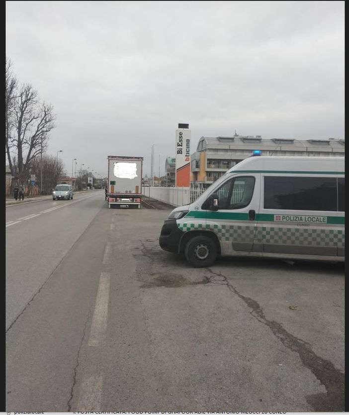 Polizia locale impegnata nei controlli su strada dei mezzi pesanti