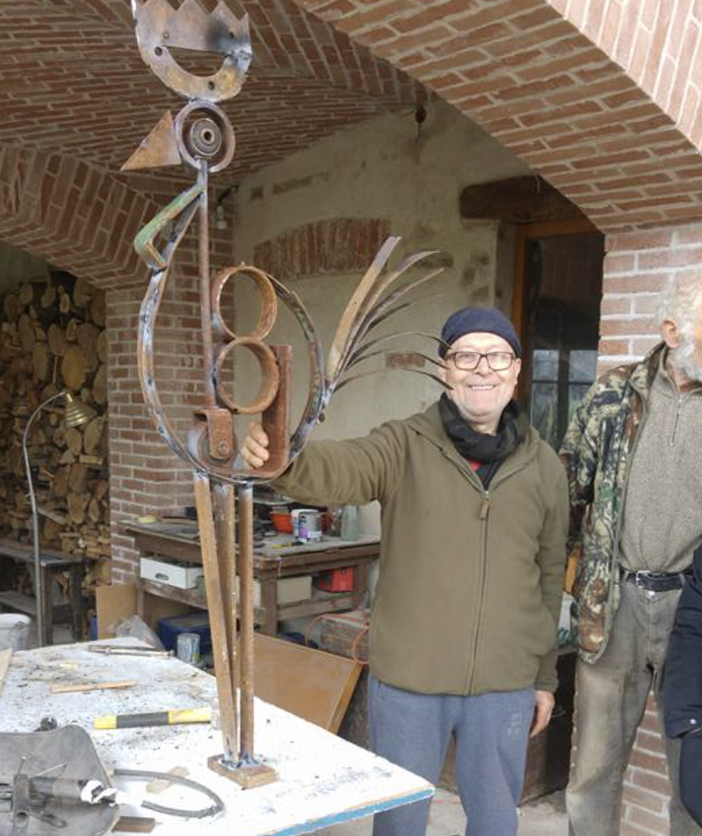 Buròt con una scultura per il Giardino Salvo d'Acquisto a Mondovì
