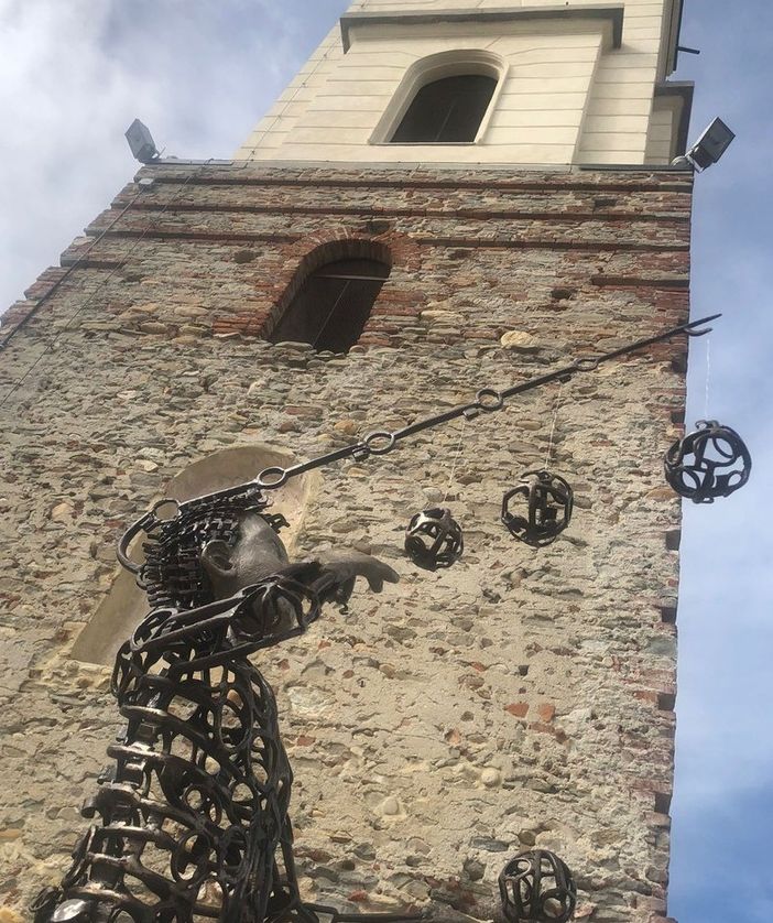 Il campanile di Farigliano con un'opera dell'artista piozzese Franco Sebastiano Alessandria