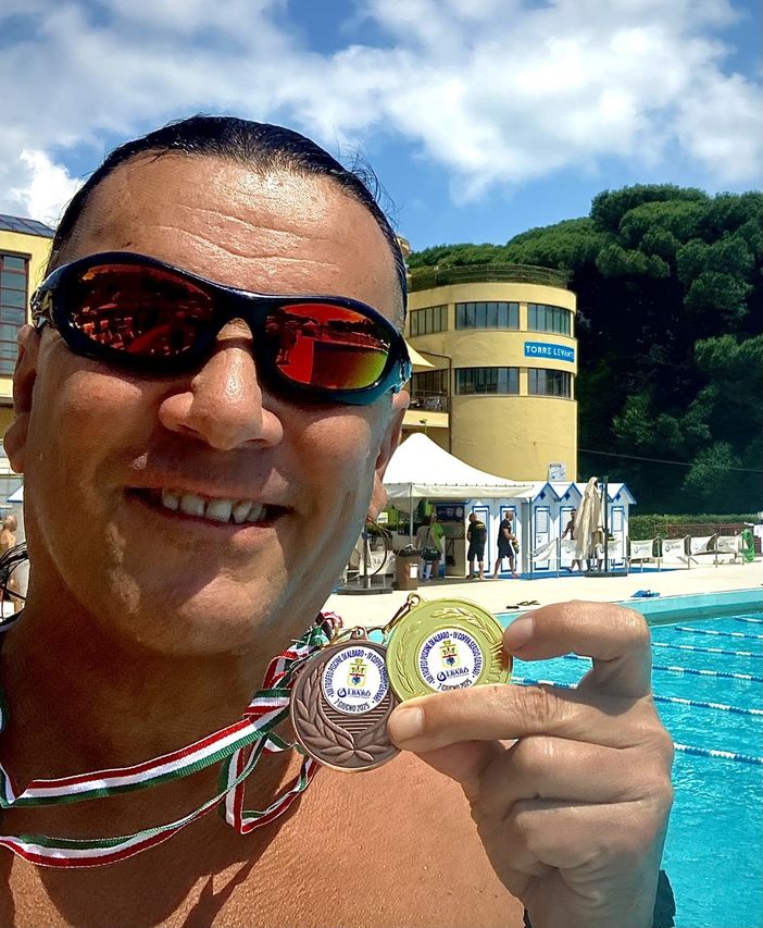 Mario Fasola con le medaglie vinte Mario Fasola con le medaglie vinte