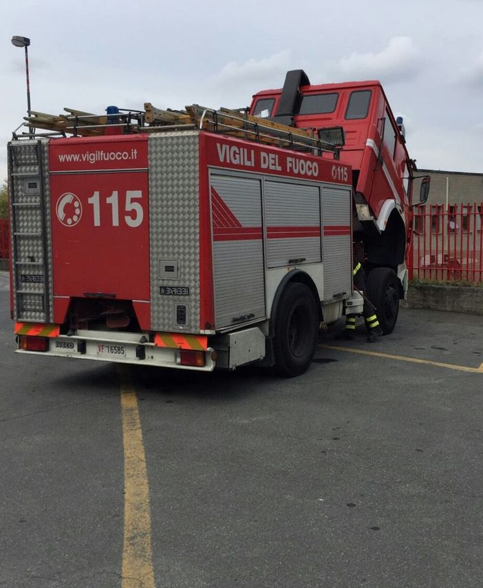 I Vigili del Fuoco restano in panne mentre si recano a soccorrere un uomo a Caraglio I Vigili del Fuoco restano in panne mentre si recano a soccorrere un uomo a Caraglio