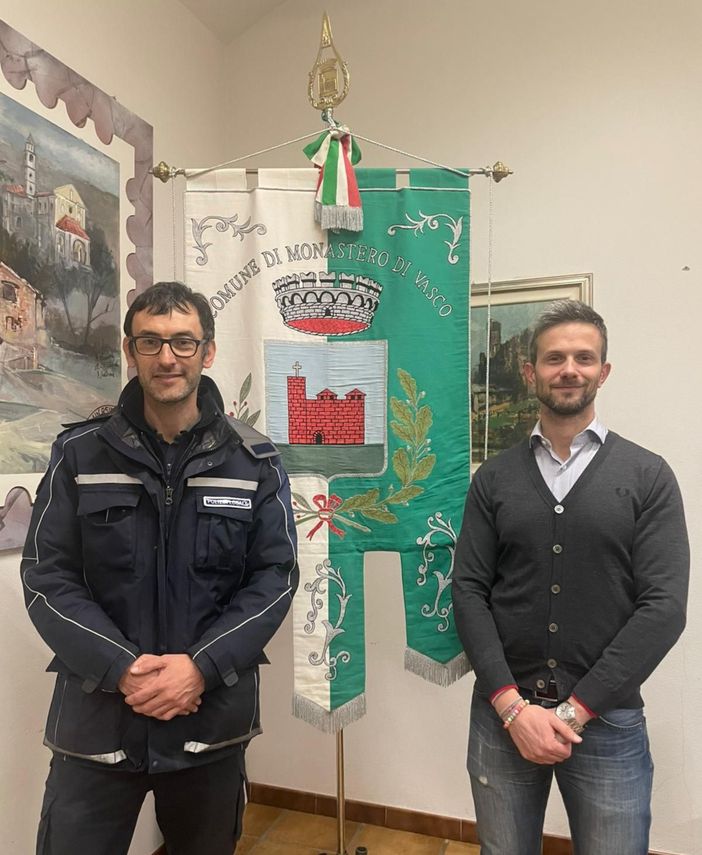 L'agente Dario Sampò con il sindaco Franco Bosio