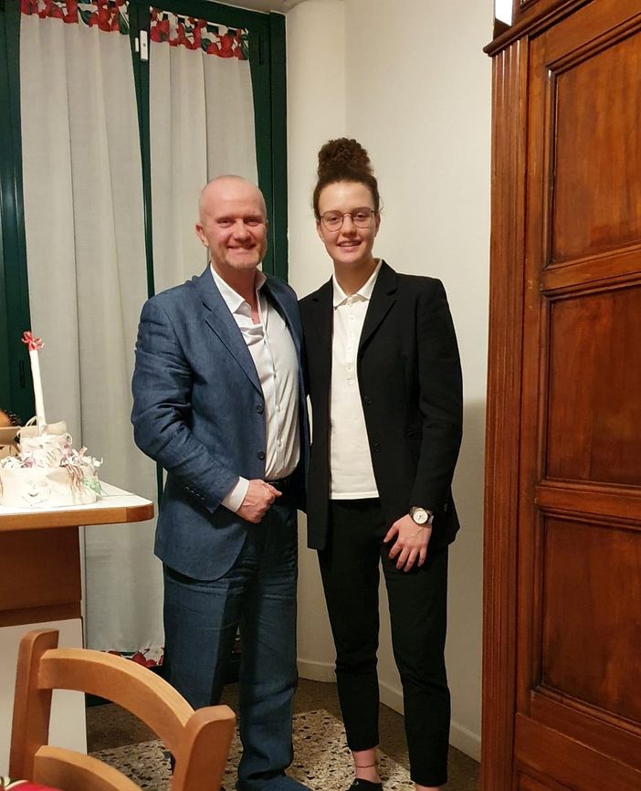 Il selfie "casalingo" di Francesca Scola con accanto il suo papà