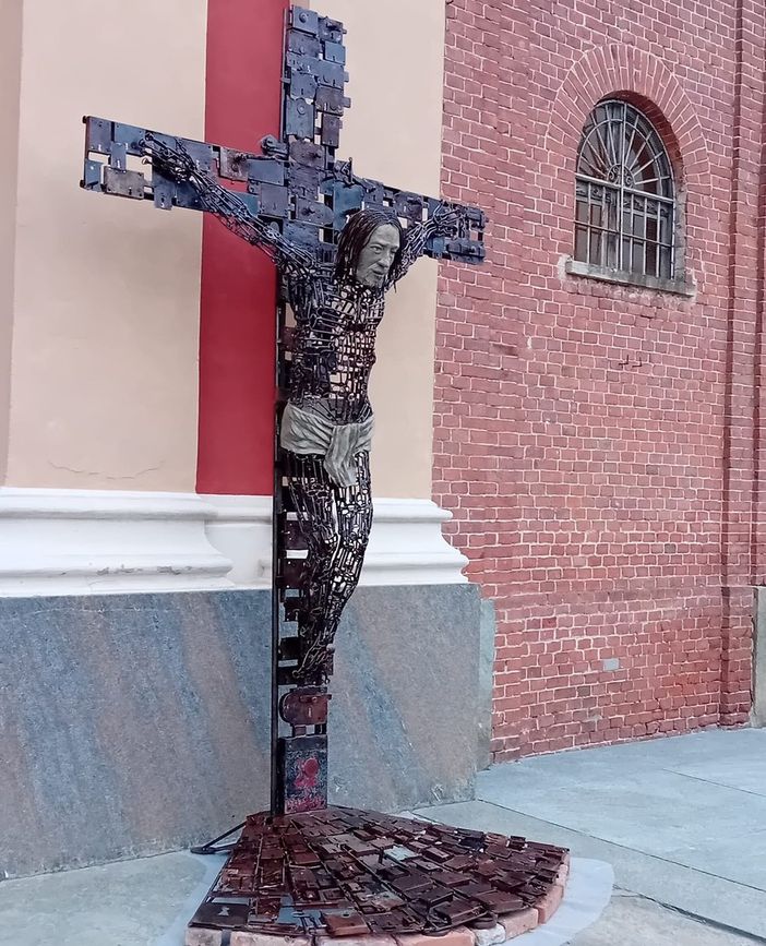 "Io sono la chiave": la Crocifissione dell'artista Franco Sebastiano Alessandria esposta a Fossano