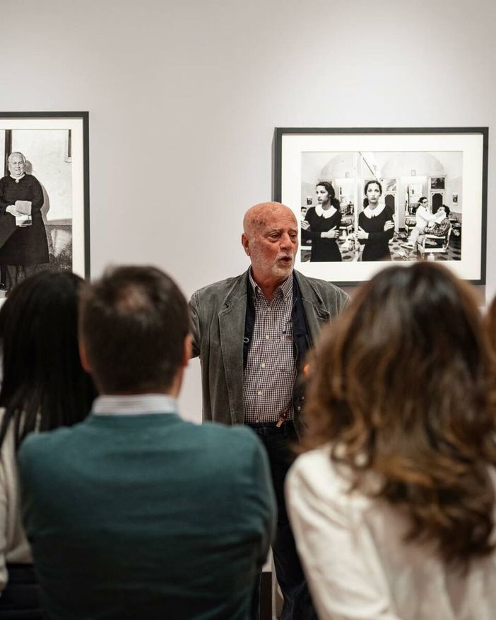 Il fotografo Federico Scianna, alla Castiglia di Saluzzo dove è allestita la mostra "La moda, la vita"