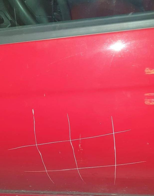 Una delle auto danneggiate