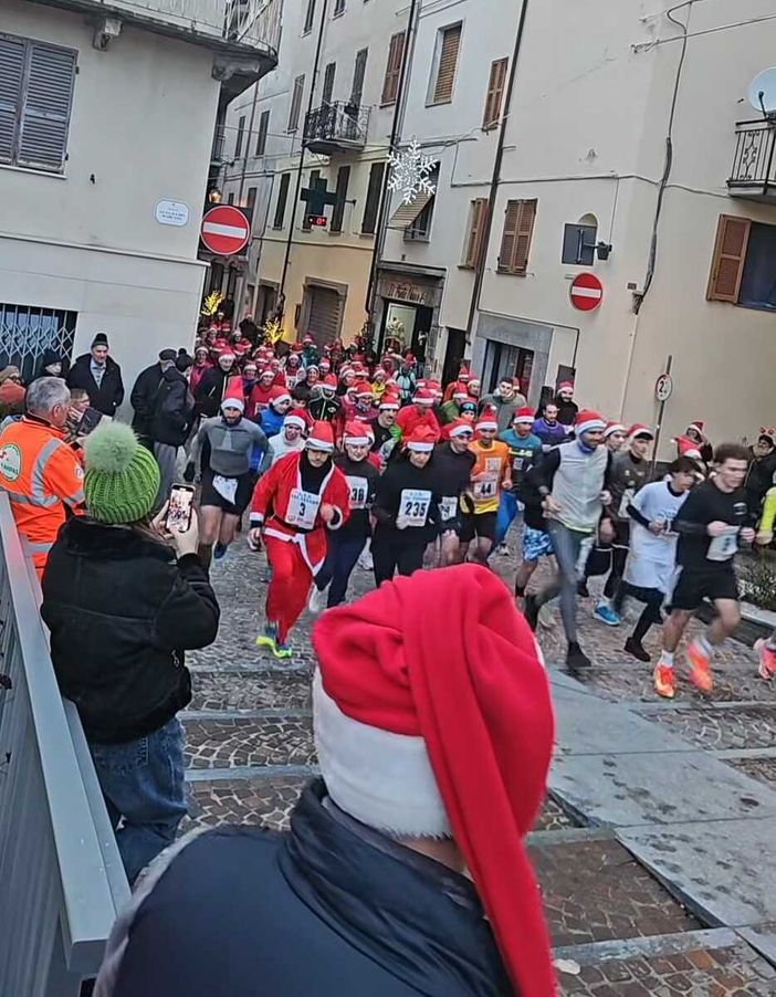 Garessio, torna la Corsa dei Babbi Natale: 103 iscritti e 800 euro per la ricerca sulla fibrosi cistica [FOTO]