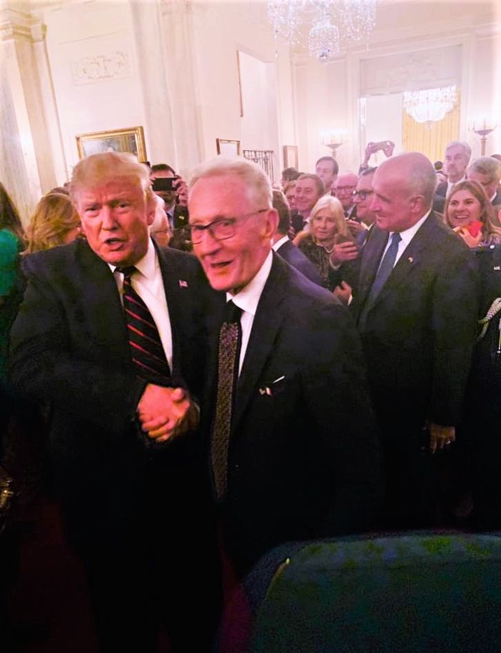 La stretta di mano tra Ghisolfi e Trump