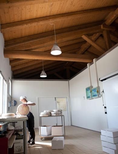 Cavallermaggiore: fiamme sul tetto del caseificio Persia