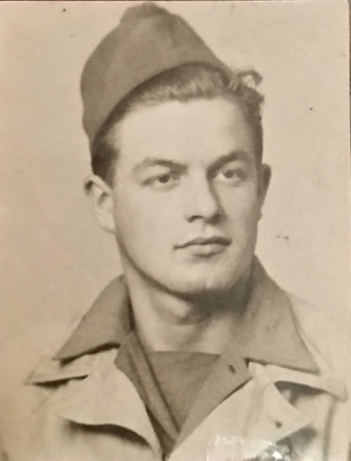 Il signor Asola, in una foto scattata tra il '44 e il '45