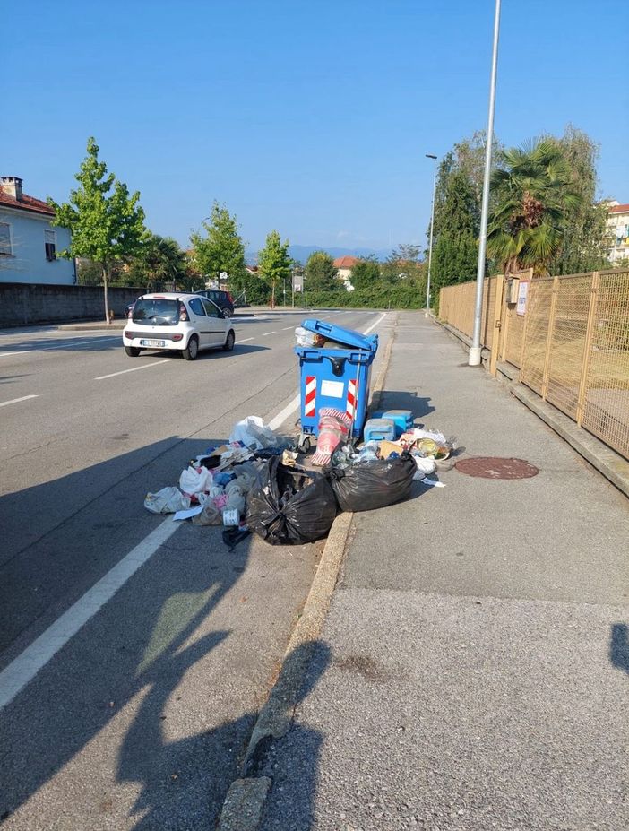 Immagine di repertorio, spazzatura abbandonata in strada