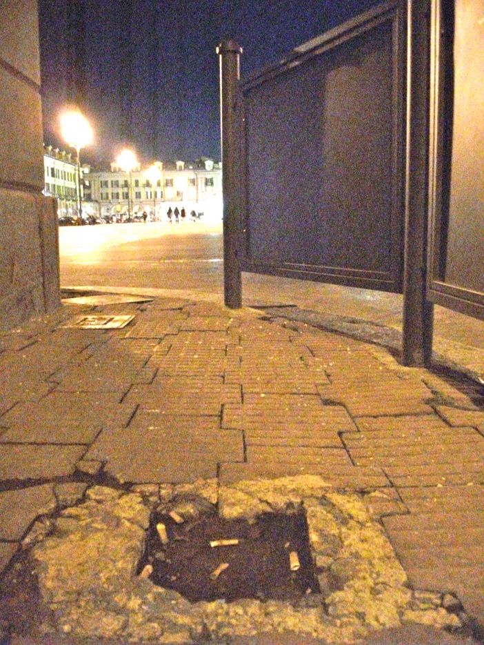 Alcune immagini dell'evidente dissesto con in quali si deve fare quotidianamente i conti sotto i portici