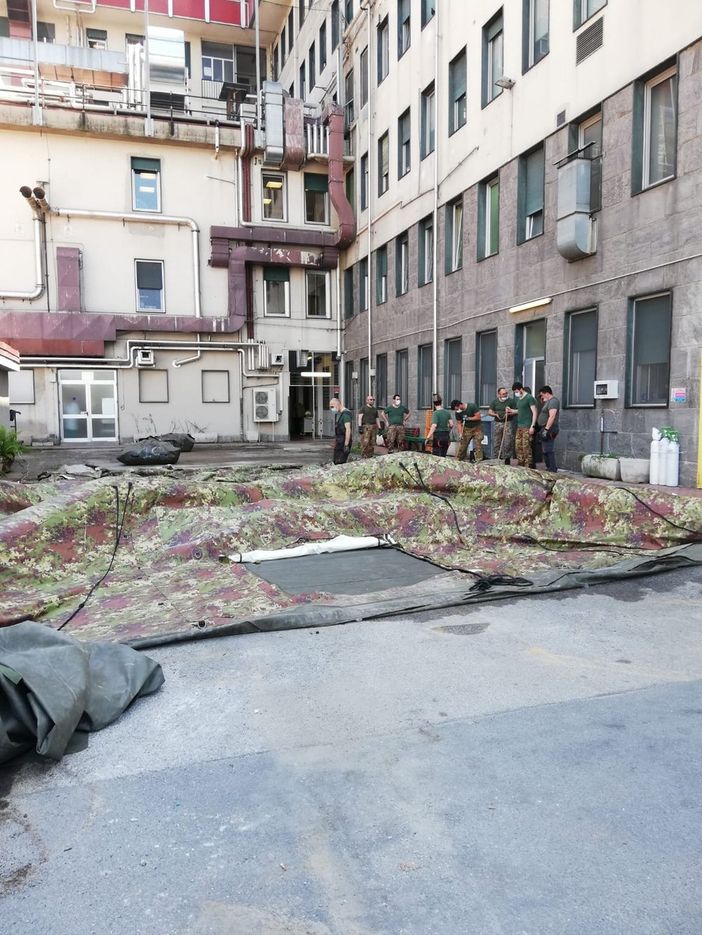 Smontata la tenda militare degli Alpini del 2° Reggimento di Cuneo all'ingresso dell'ospedale Santa Croce, lato corso Monviso